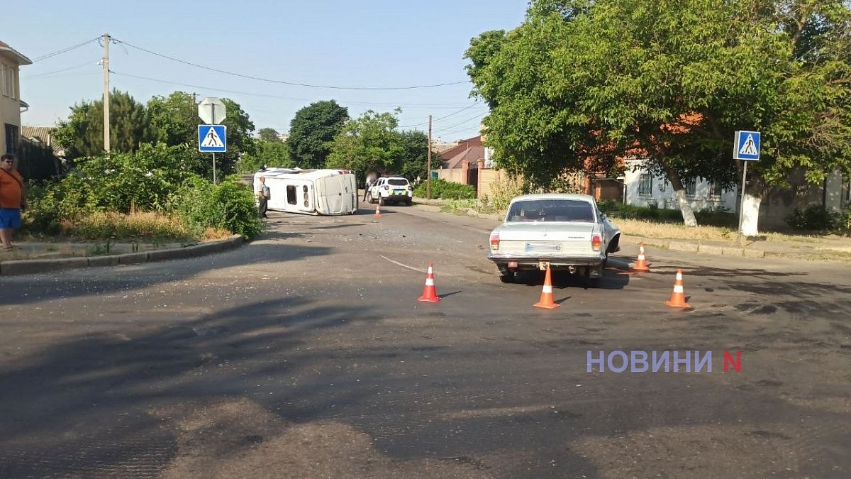 В Николаеве «Волга» перевернула «Мерседес»: пострадала пассажирка, движение заблокировано