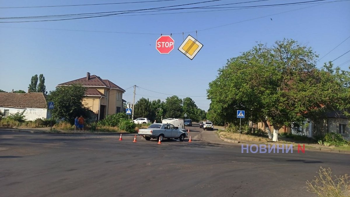 В Николаеве «Волга» перевернула «Мерседес»: пострадала пассажирка, движение заблокировано