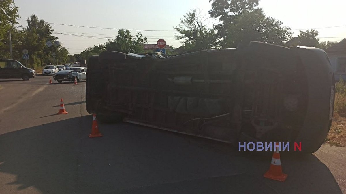 В Николаеве «Волга» перевернула «Мерседес»: пострадала пассажирка, движение заблокировано