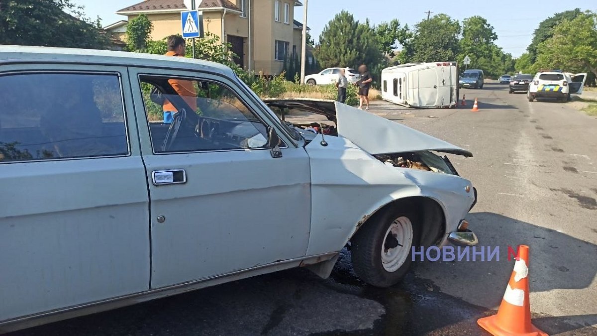 В Николаеве «Волга» перевернула «Мерседес»: пострадала пассажирка, движение заблокировано
