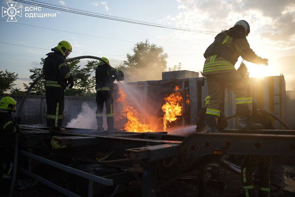 Ракетний удар по Одесі: рятувальники ліквідували пожежу на підприємстві, постраждали шестеро людей (відео)