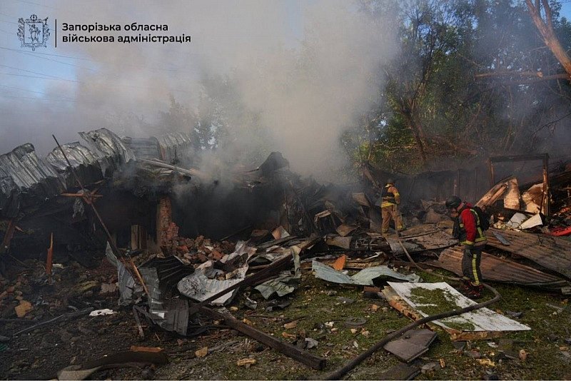 Россия ударила по Запорожью авиабомбами: тысячи жителей остались без света, есть пострадавшие