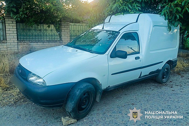 На Соборной в Николаеве украли фургон, чтобы уехать на нем домой