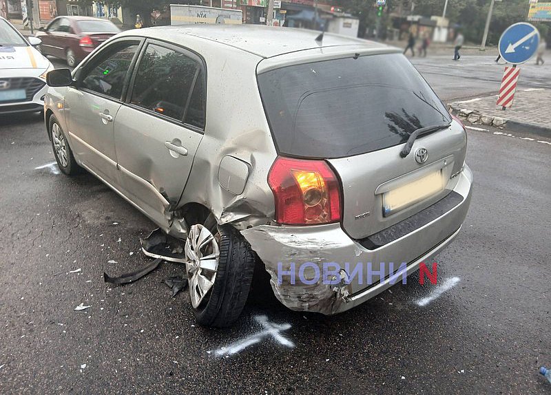 На проспекте в Николаеве столкнулись четыре автомобиля (фото)