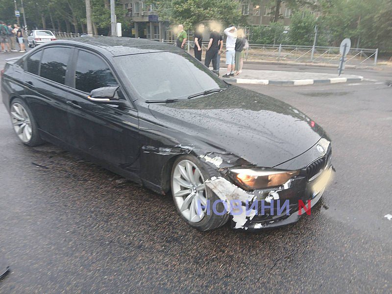 На проспекте в Николаеве столкнулись четыре автомобиля (фото)