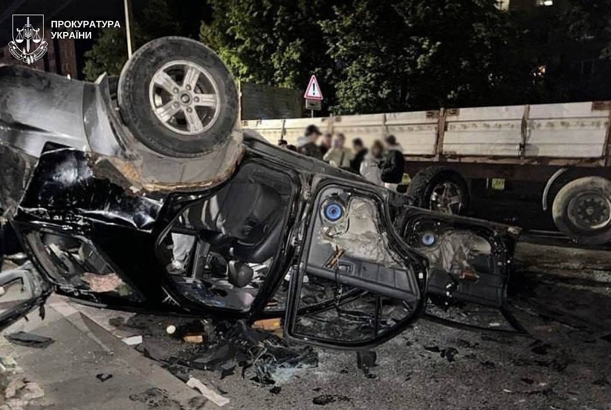 Толпа заблокировала автомобиль ТЦК во Львове, пострадал полицейский: открыты два уголовных производства