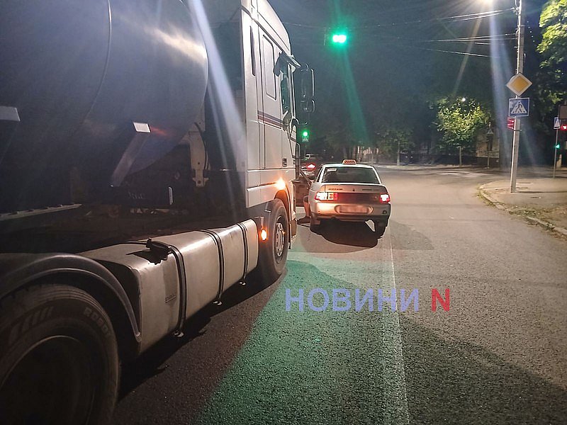 Тягач с цистерной и ВАЗ столкнулись в Николаеве