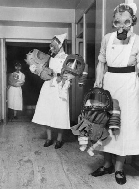 Младенцы в противогазах, во время бомбардировок Лондона, 1940. ФОТО