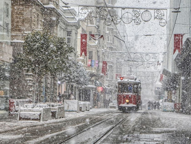 Фотограф  поделился снимками заснеженных Афин и Стамбула 