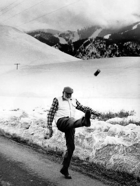 Эрнест Хемингуэй играет в футбол пивом. 1959 г. США. ФОТО