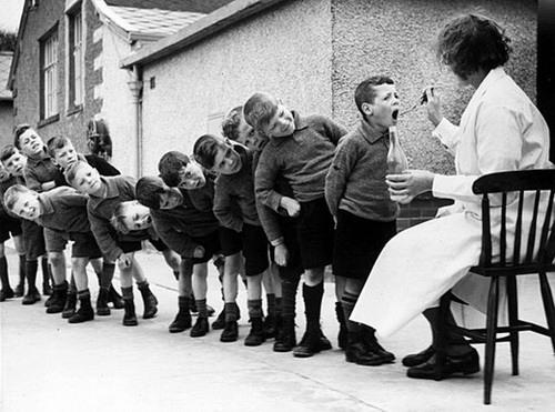 Дети принимают рыбий жир. СССР, 1960 г. ФОТО