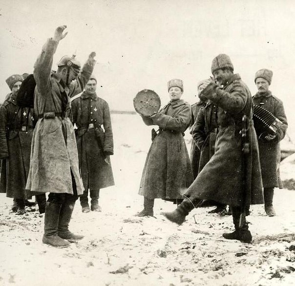 Русские солдаты учат танцевать пленного немца. 1915 г, первая мировая. ФОТО