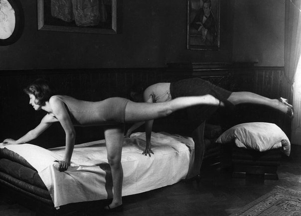Упражнения, которые домохозяйкам рекомендовали делать во время заправления кровати, 1935 г. ФОТО