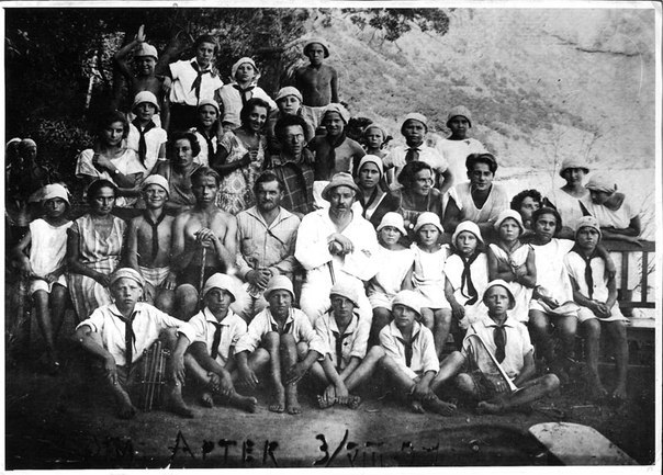 Лагерь \"Артек\". Групповое фото отдыхающих детей и воспитателей, 1927 г.