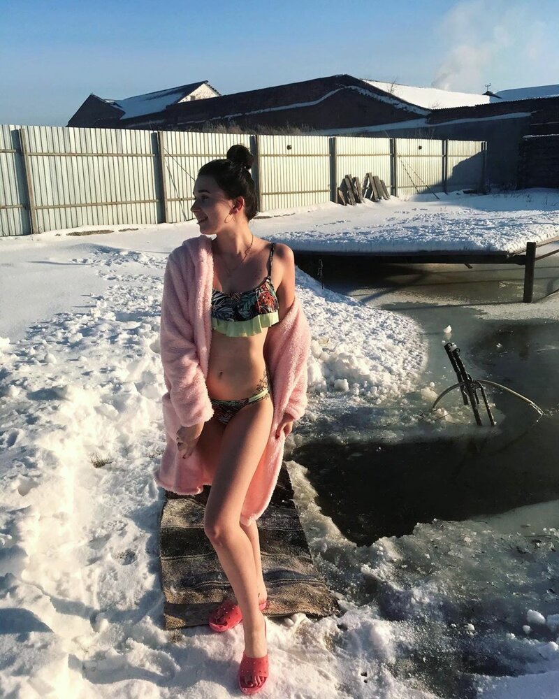  Самые сногсшибательные девушки крещенских купаний 2020 (24 фото) 