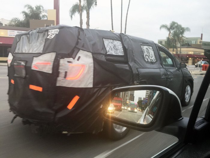 Загадочный Chrysler «завесился» на улицах Лос-Анджелеса