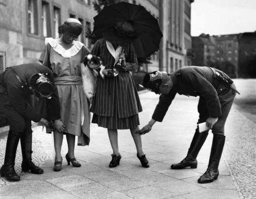 Полиция измеряет длину платьев, Германия, 1920-е. ФОТО