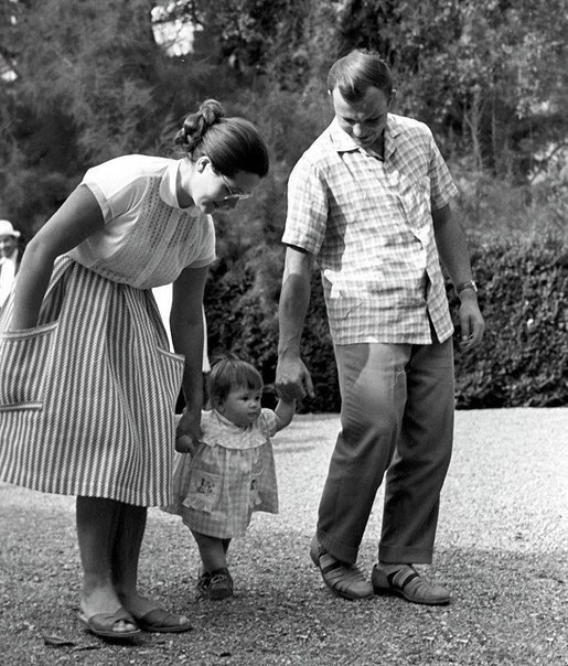 Юрий Гагарин с женой Валентиной и дочерью Галочкой на прогулке. ФОТО