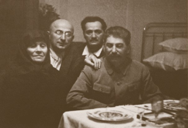 Сталин с друзьями в гостях у матери. Грузия, 1935 г. ФОТО