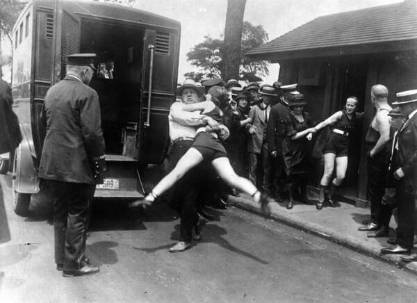 Женщина арестована за неприкрытые ноги. Чикаго, 1922 год. ФОТО