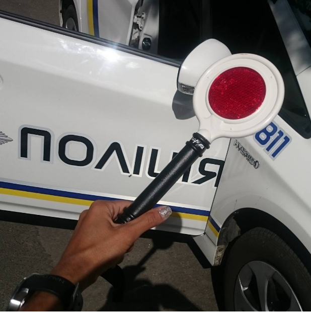 Украинская полиция будет останавливать водителей жезлами нового образца (фото)