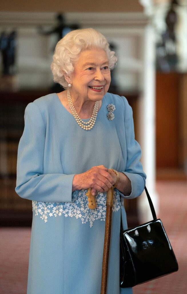 Королева Елизавета II вышла в свет с тростью принца Филиппа. Фото