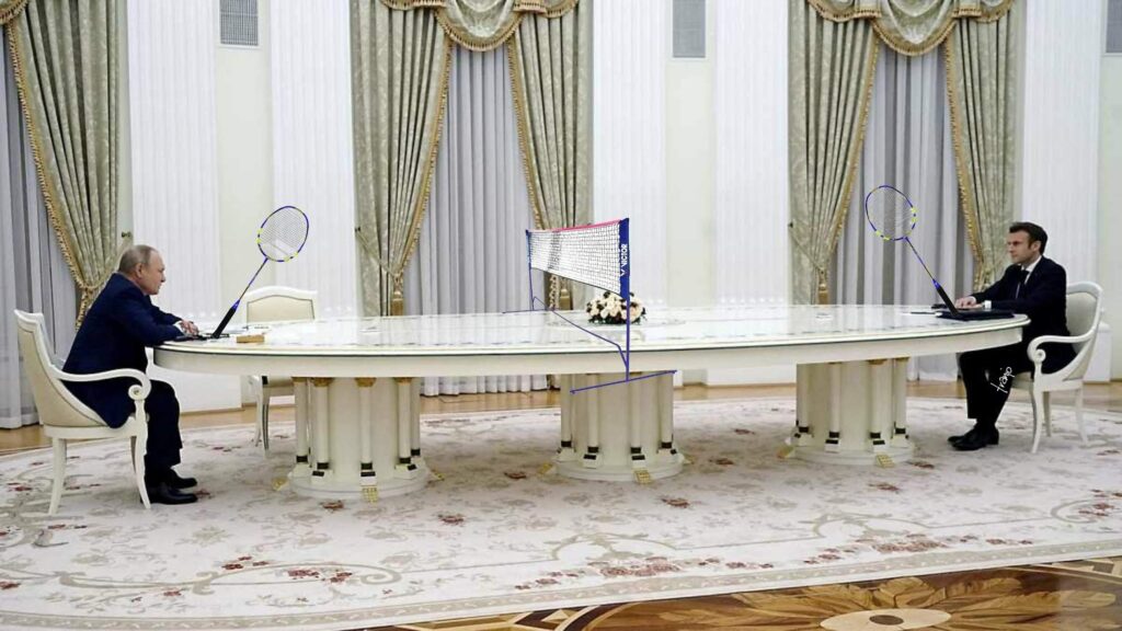 Огромный стол Путина на встрече с Макроном высмеяли фотожабами