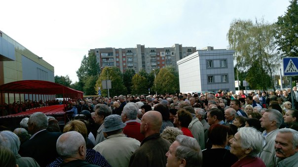 Во Львове люди едва не затоптали друг друга, чтобы попасть в новый супермаркет (фото)