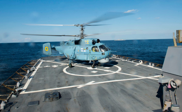 Эсминец ВМС США \"Дональд Кук\" принял на борт украинский вертолет. ФОТО