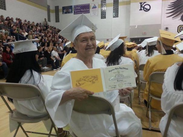 18 душевных фото пожилых выпускников, которые показывают, что учиться никогда не поздно