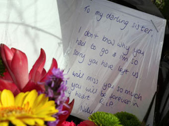 Цветы на месте самоубийства Стивена Ламба и Джоанны Ли