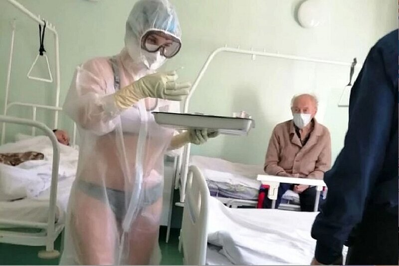  Медсестра в купальнике из Тулы продолжает сводить с ума весь мир (16 фото) 