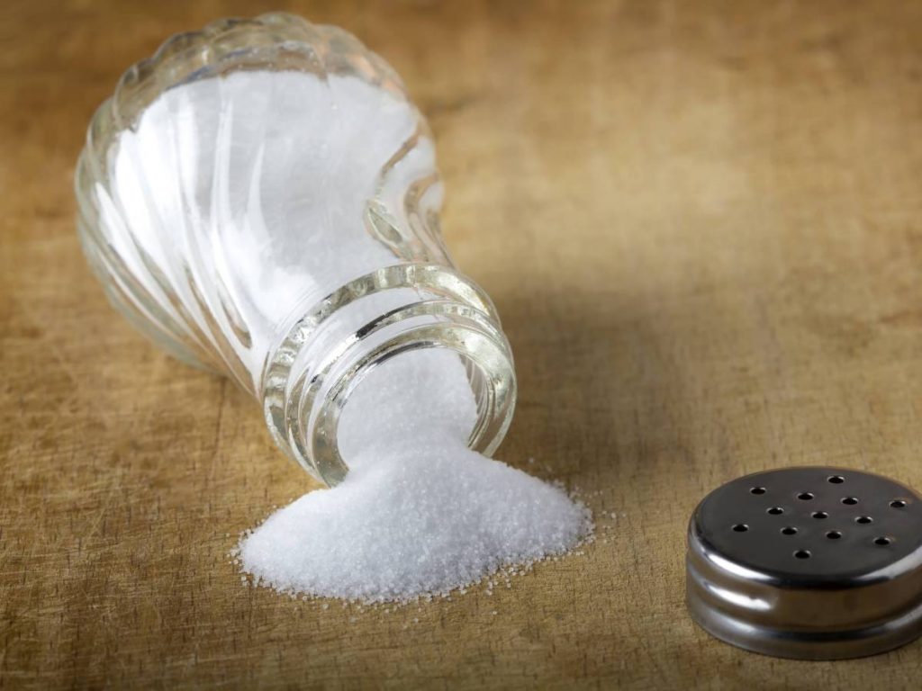 Кардиолог рассказала, как избыток соли влияет на организм