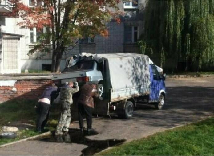 В сети показали водителей, которые переоценили погрузочные возможности автомобилей (фото)