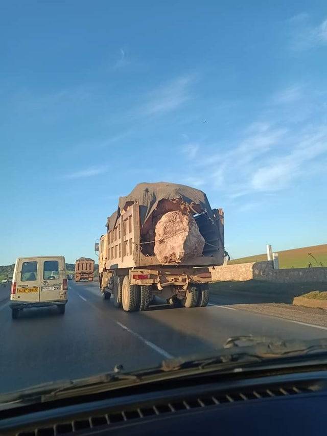 В сети показали водителей, которые переоценили погрузочные возможности автомобилей (фото)