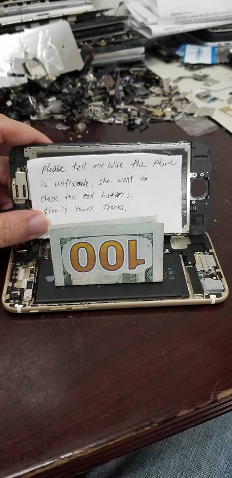 Работник сервисного центра нашёл таинственную записку в одном из смартфонов. (ФОТО)