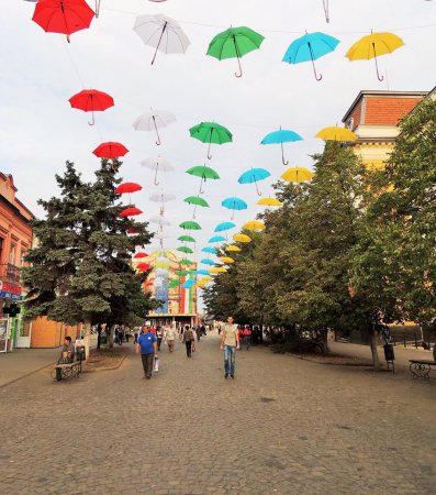 Красота: в Берегово появилась улица летающих зонтиков (ФОТО)