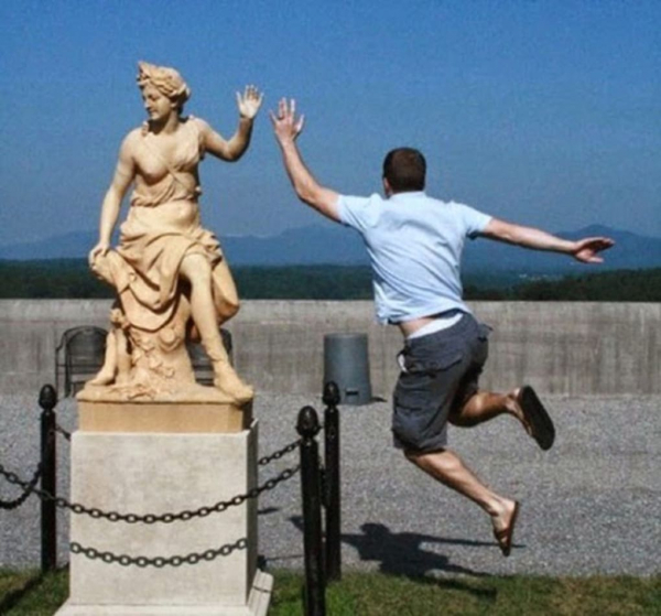 Несколько забавных фотографий со статуями, на которых люди смогли их оживить