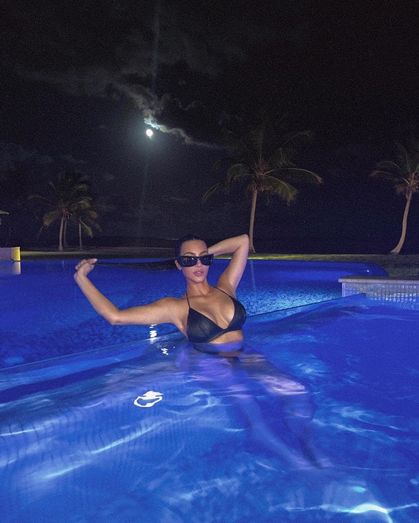 Ким Кардашьян взволновала ночными фото в бикини 