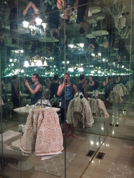 Мир зазеркалья непостижим и загадочен: 20 зеркал, при виде которых просто невозможно не улыбнуться
