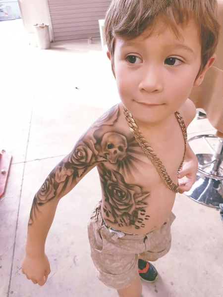Художник делает татуировки больным детям, чтобы развеселить их и придать уверенности