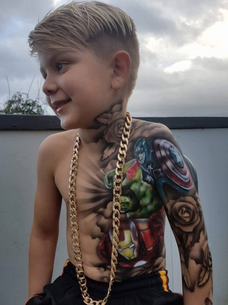 Художник делает татуировки больным детям, чтобы развеселить их и придать уверенности