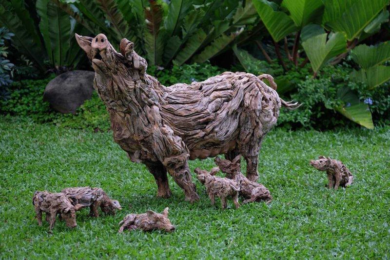Художник превратил коряги в прекрасные скульптуры движущихся животных. ФОТО