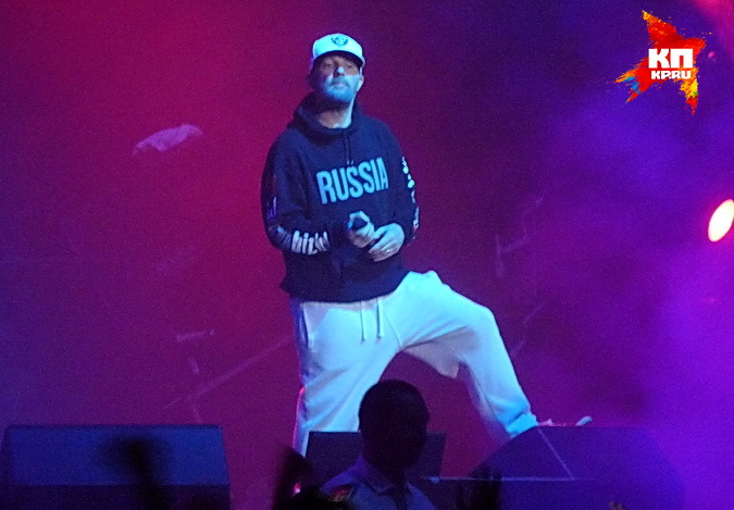 Солист Limp Bizkit вышел на сцену с плакатом «Крым = Россия!». ФОТО