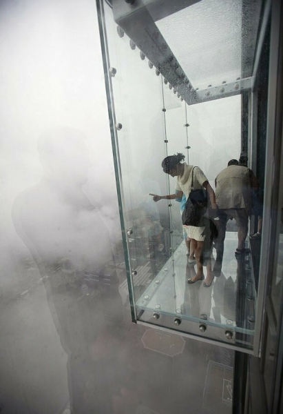 Стеклянный пол аттракциона лопнул под ногами у туристов на высоте 103-го этажа