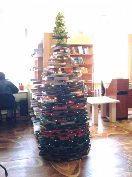 В библиотеке на Одесщине собрали новогоднюю елку из книг. ФОТО