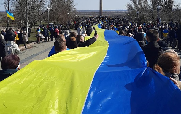 В Херсоне тысячи человек вышли на митинг против РФ