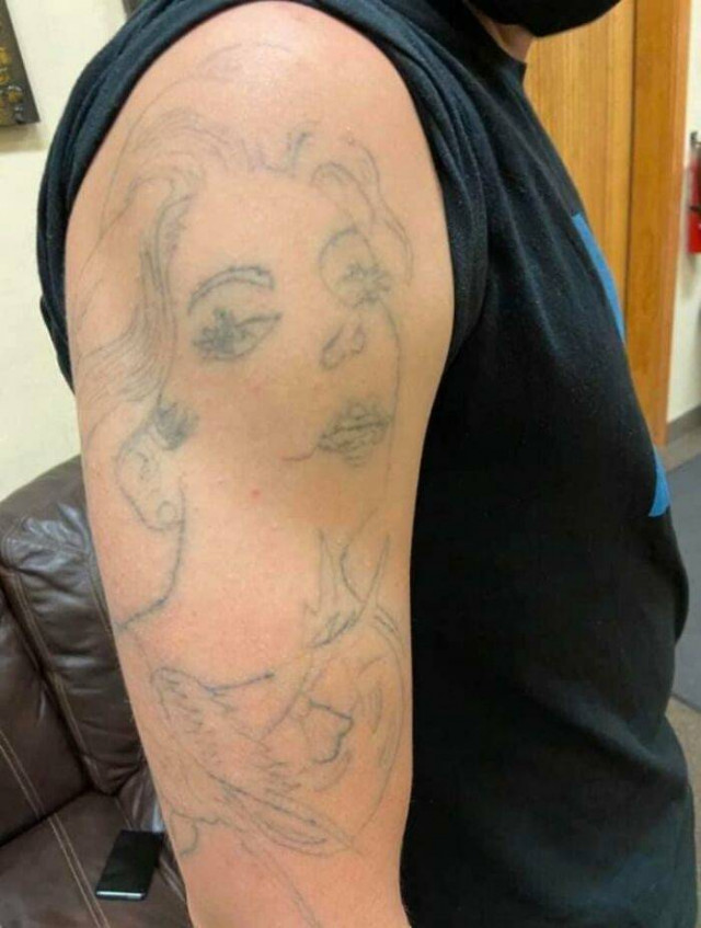В сети поделились фотографиями курьезных татуировок