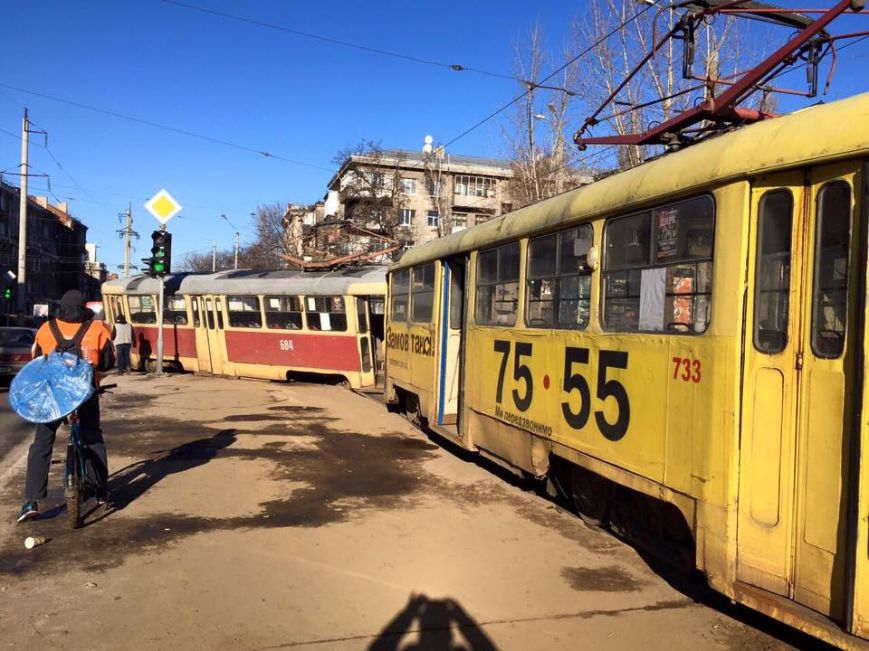 В Харькове трамвай сошел с рельсов и сбил пешехода (ФОТО)