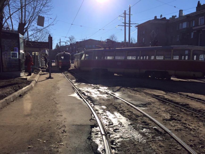 В Харькове трамвай сошел с рельсов и сбил пешехода (ФОТО)